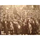 Manifestación de obreros armados y la Guardia Roja en Petrogrado en 1917.
