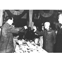 Mao Zedong y Chiang Kai-shek brindando en 1946