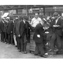Personas esperando a recibir su ración de sopa durante el período de la Gran Depresión. 1930.