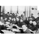 Reunión bolchevique con Lenin a la derecha de la imagen.