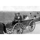 Soldados rusos heridos en el transcurso de la Primera Guerra Mundial y siendo transportados en un carro tirado por caballos.