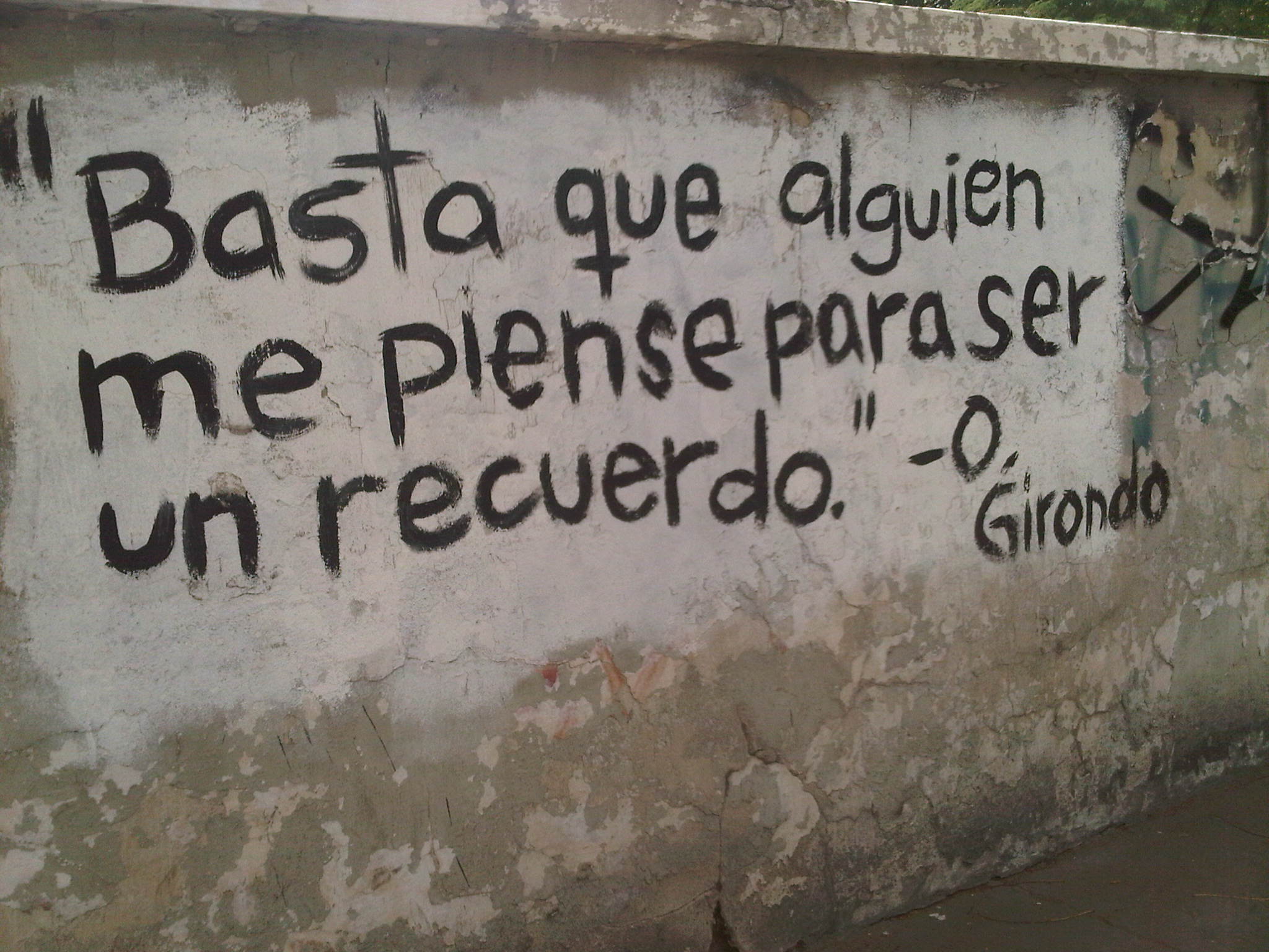 Grafitti que presenta una frase: "Basta que alguien me piense para ser un recuerdo" Girondo