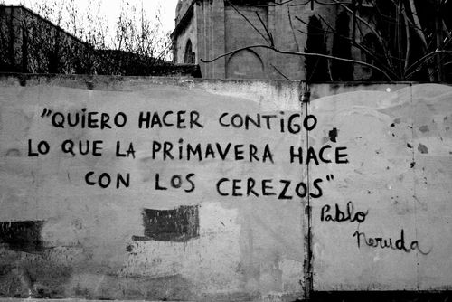Lengua y Literatura Unidad 1 Grafitti que presenta la frase: "Quiero hacer contigo lo que la primavera hace con los cerezos" Pablo Neruda